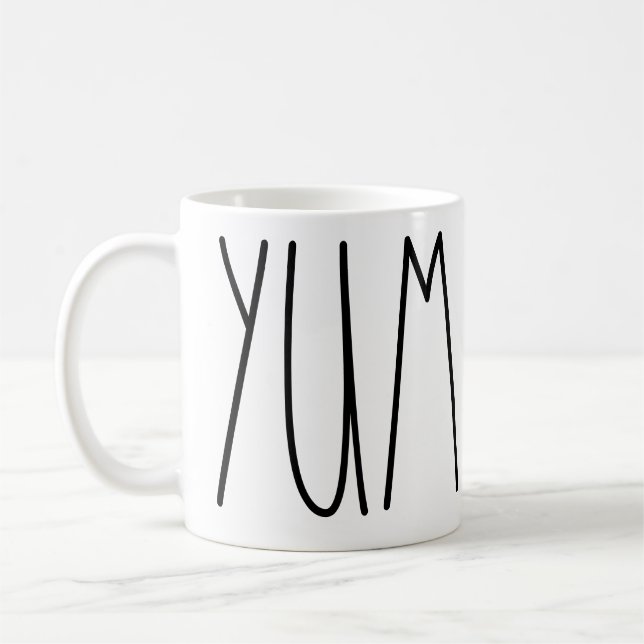 Yum Rae Dunn inspirou a caneca de café (Esquerda)
